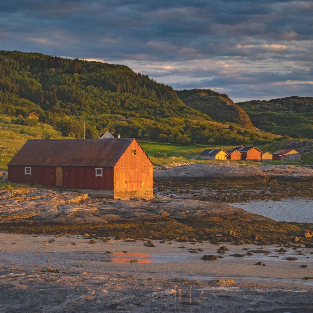 Cabañas en el norte de Noruega en una noche de verano.