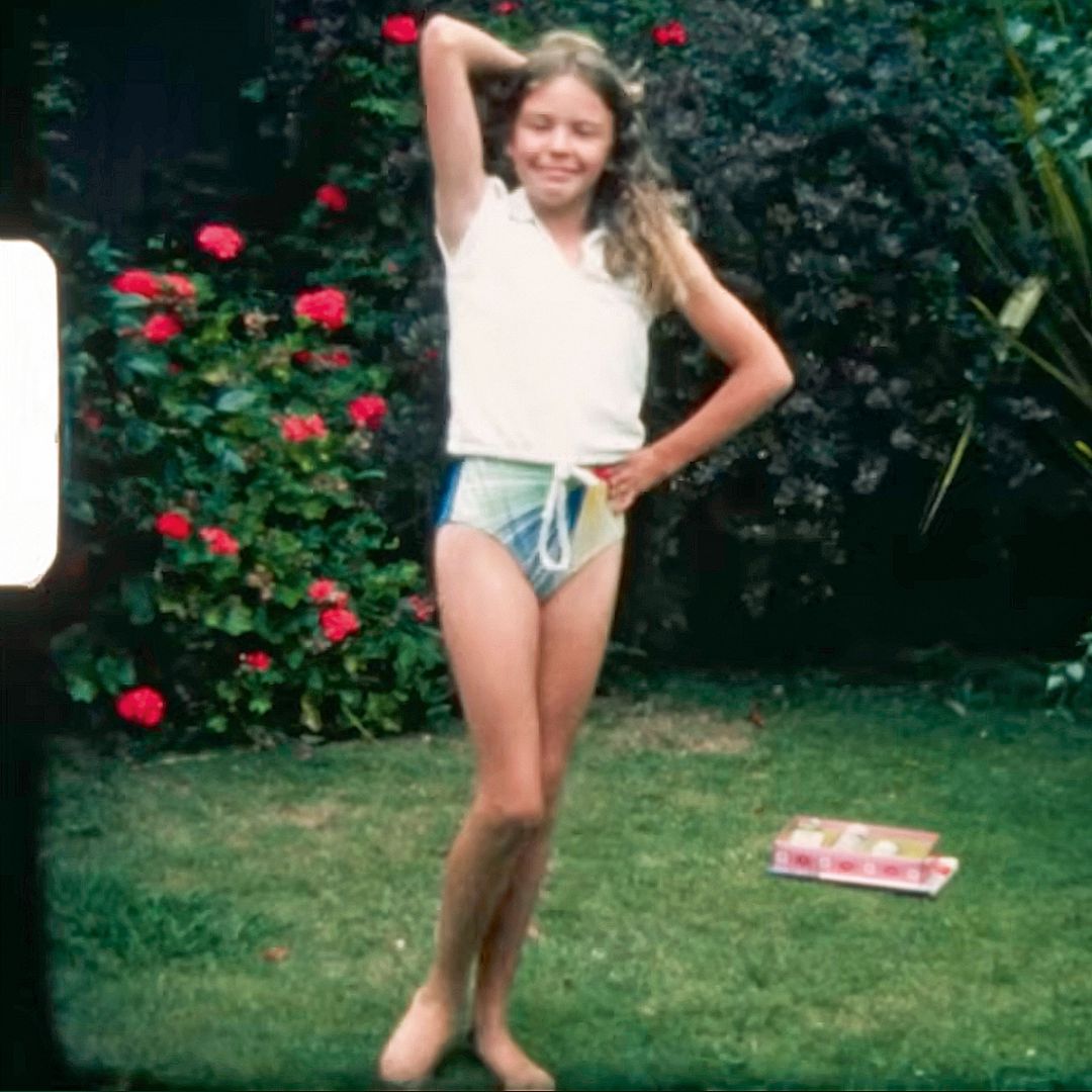 De izquierda a derecha: la cantante australiana en una imagen de su infancia; con su exnovio Jason Donovan, con el que se casó en la ficción, en la serie 'Neigh­bours', donde trabajaron a finales de los 80; Kylie con el cantante Michael Hutchence, líder de INXS, con quien salió entre 1989 y 1991. Al lado, la 'princesa del pop' durante su batalla contra el cáncer. Durante este episodio, ella experimentó un cambio a todos los niveles: personal y artístico