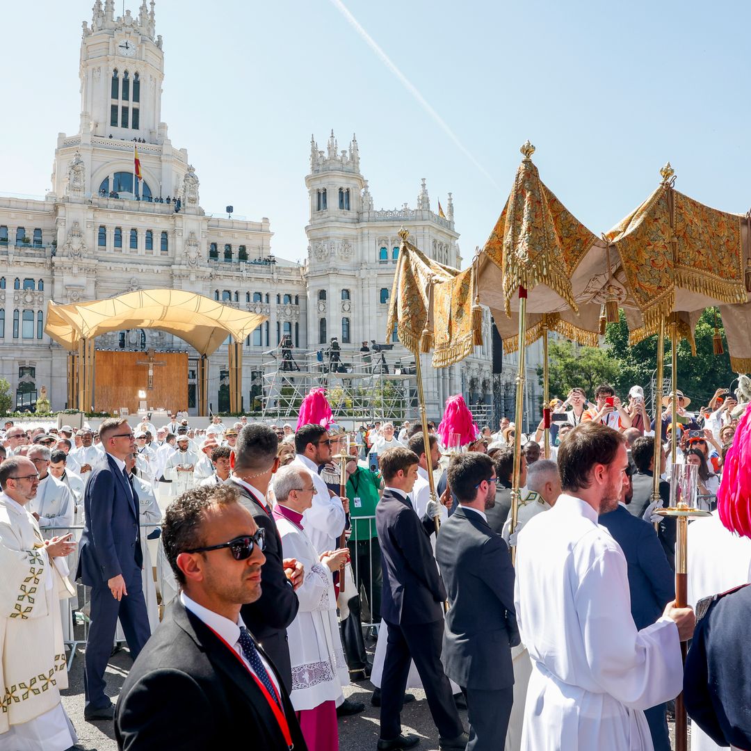Las infantas Elena y Cristina y sus hijos, sin Froilán, participan en la misa multitudinaria de Cibeles