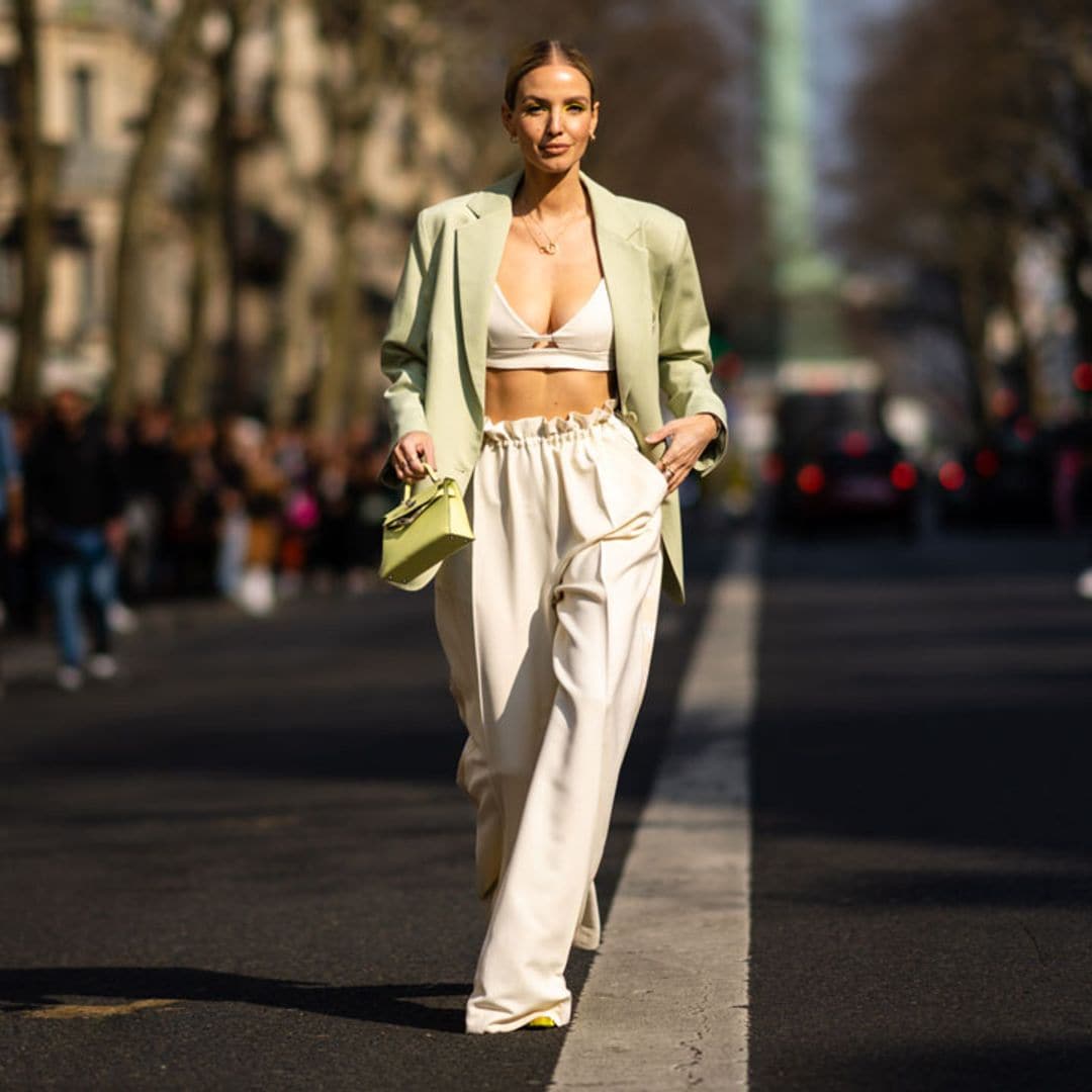 Encuentra aquí los pantalones anchos de moda que te harán parecer más alta