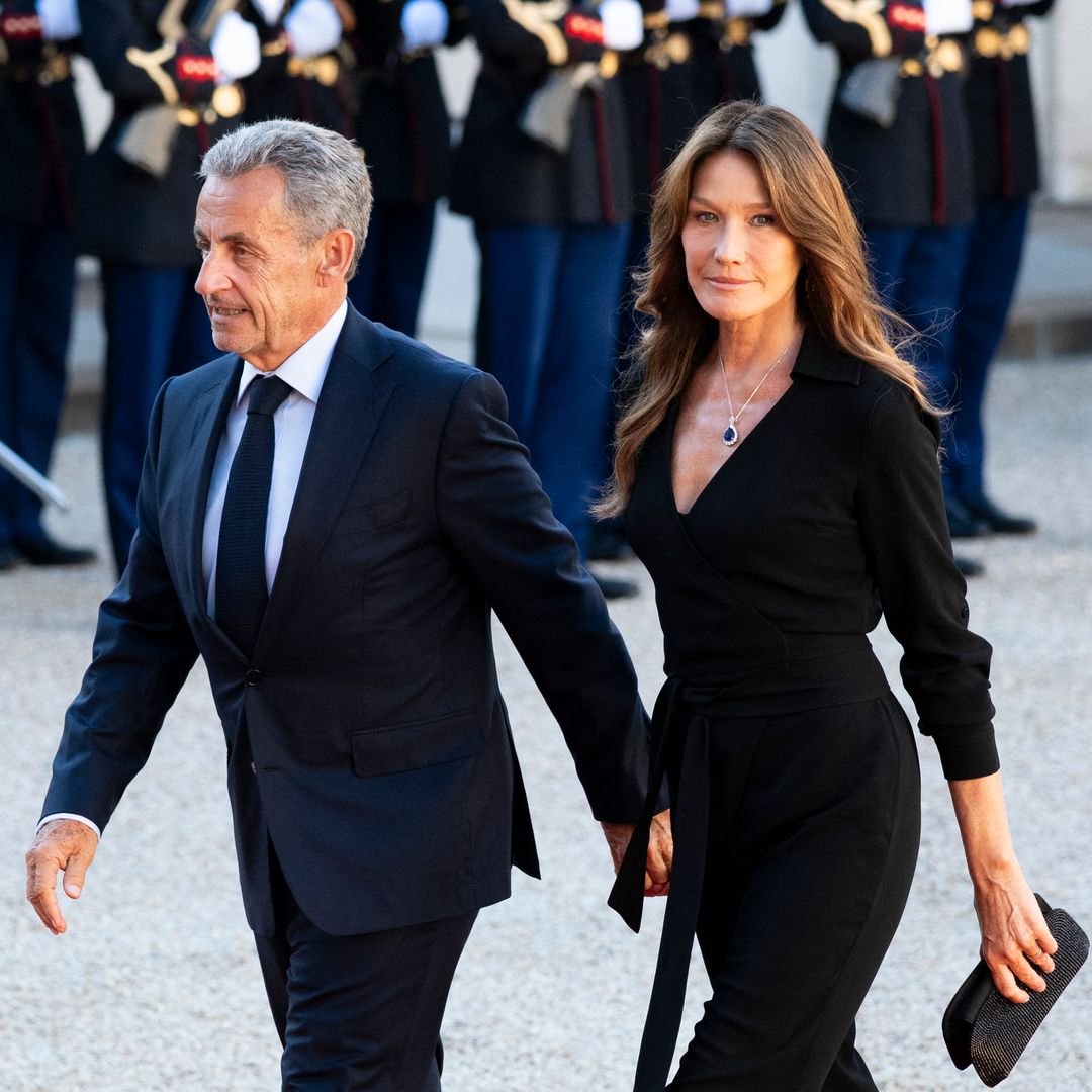 Carla Bruni, devastada por la muerte del hombre que la unía con Isabel II, la princesa Ana y Carolina de Mónaco