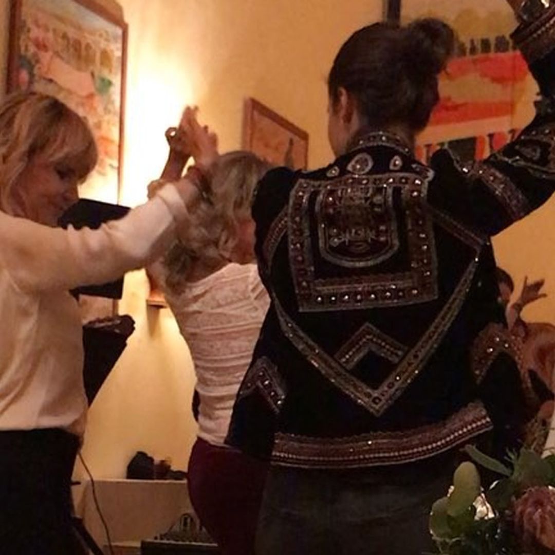 Eugenia Martínez de Irujo y Cayetana Rivera se arrancan por sevillanas en La Pizana