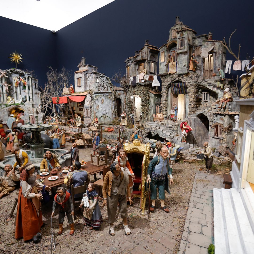 EL PALACIO REAL RECIBE LA NAVIDAD CON UN GRAN BELÉN Y UN ARBOL NAVIDEÑO