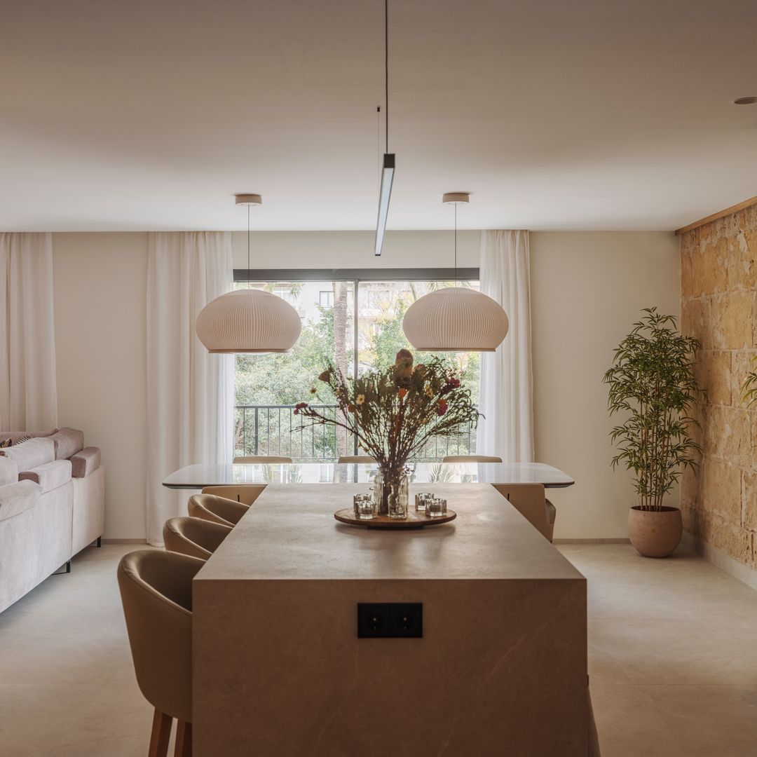 Un arquitecto reforma un piso de 110 m² en pleno centro de Palma y lo transforma en una casa serena: "El reto era convertir un piso convencional en un hogar con carácter"