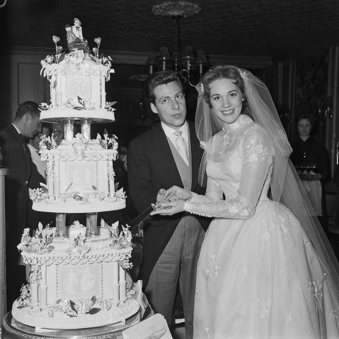 La historia del vestido de novia de Julie Andrews: un traje bordado creado por su marido (el diseñador de vestuario de 'Mary Poppins')