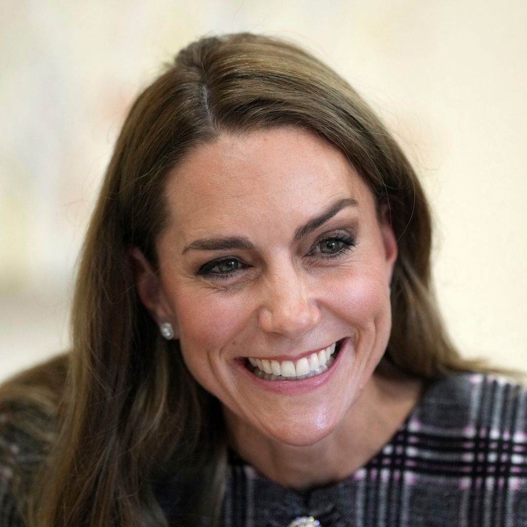 Kate Middleton rinde tributo a Isabel II a través del estampado más emblemático de la realeza