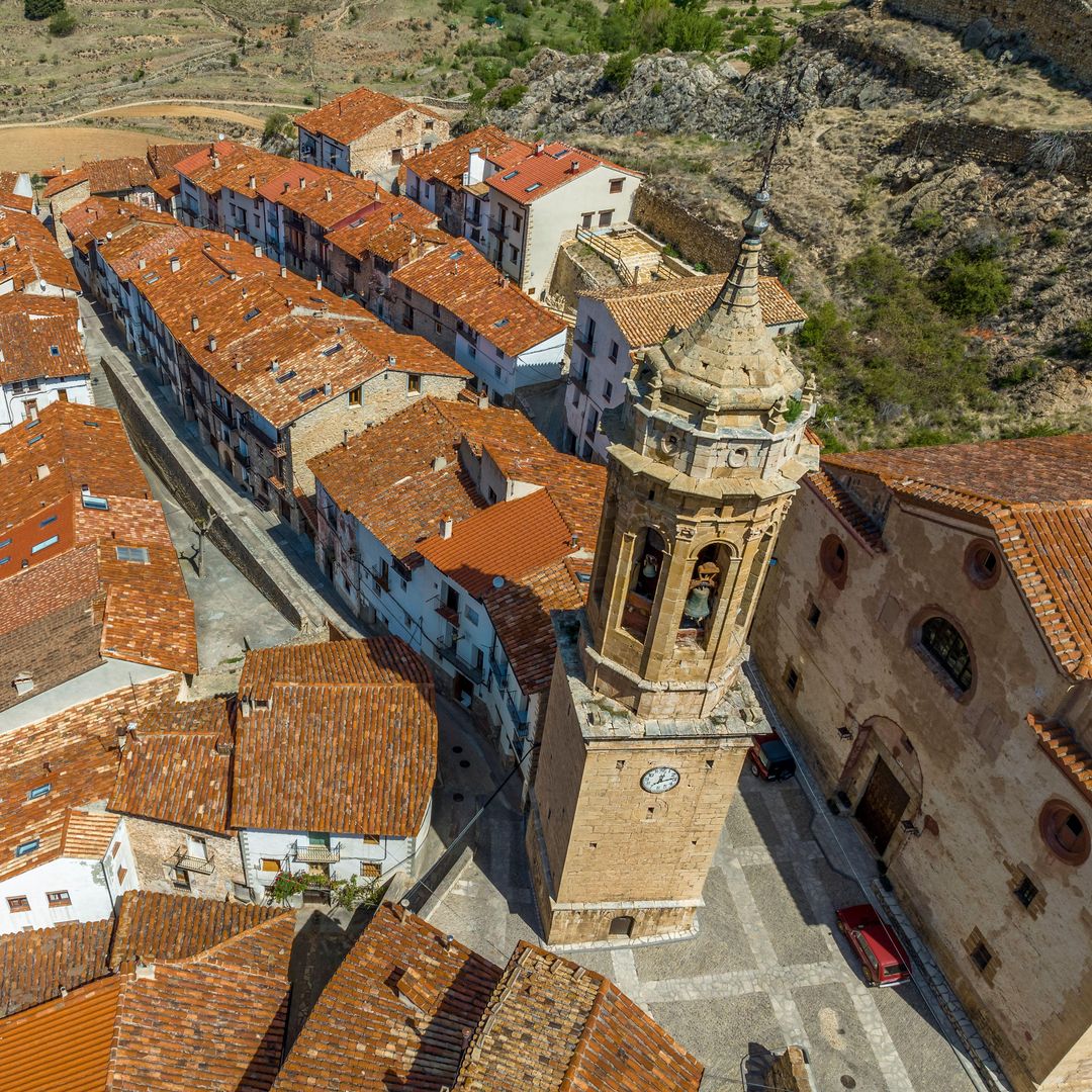Torre de la iglesia de Linares de Mora en Teruel