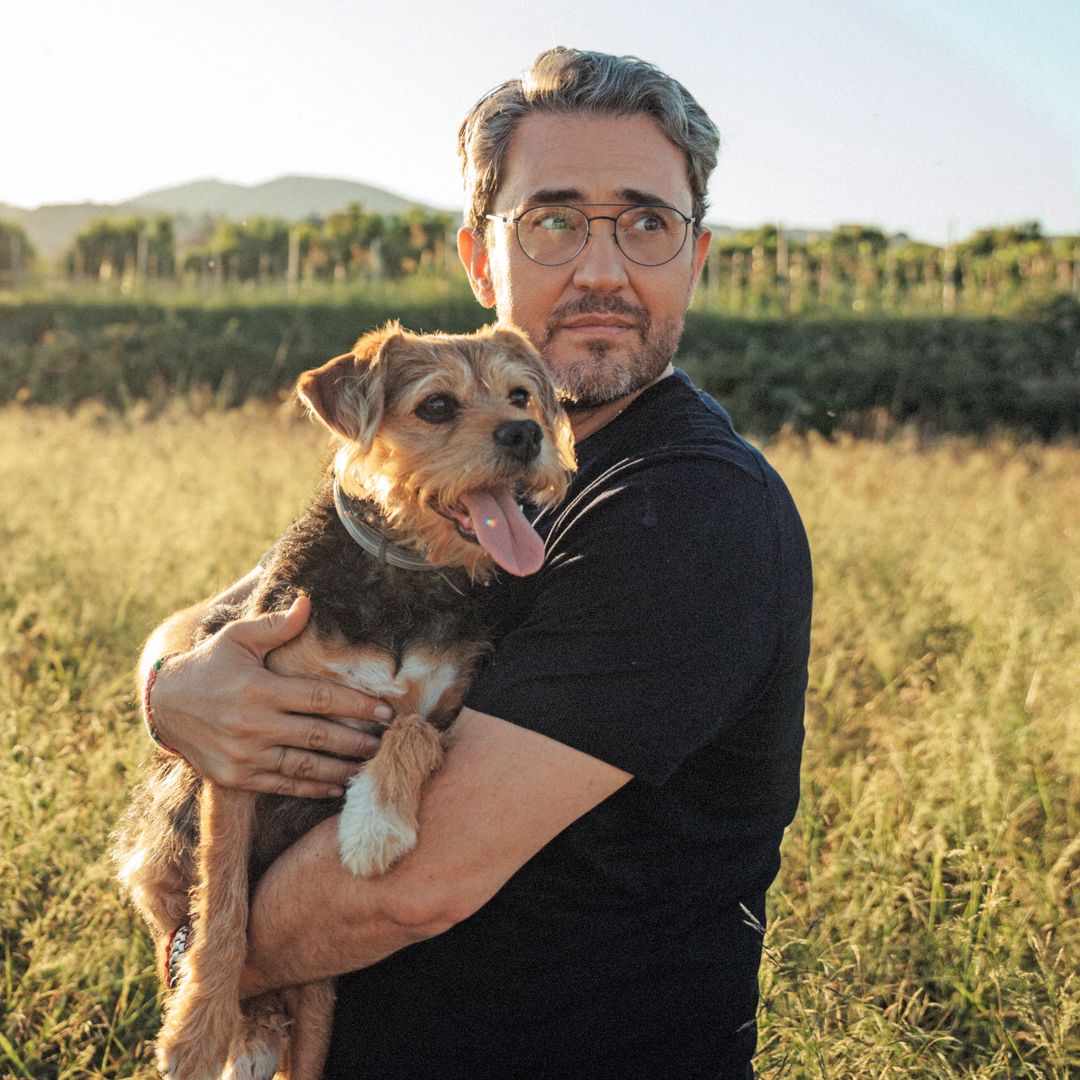 Máximo Huerta nos presenta a doña Leo, su perrita rescatada de un contenedor: "Se come hasta la cena de mi madre"
