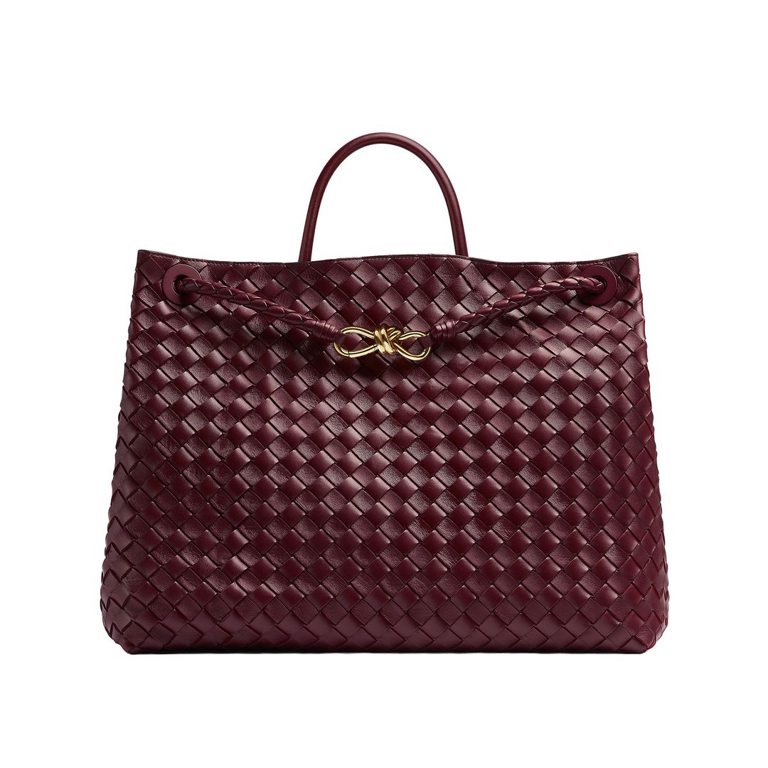 Bolso de piel trenzada Andiamo (7.168 €) ,de Bottega Veneta