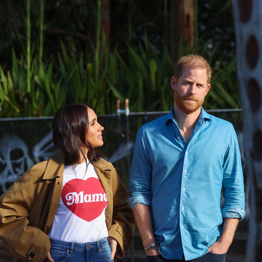 El príncipe Harry admite sentirse "perdido y traicionado" en un emotivo discurso bajo la atenta mirada de Meghan Markle