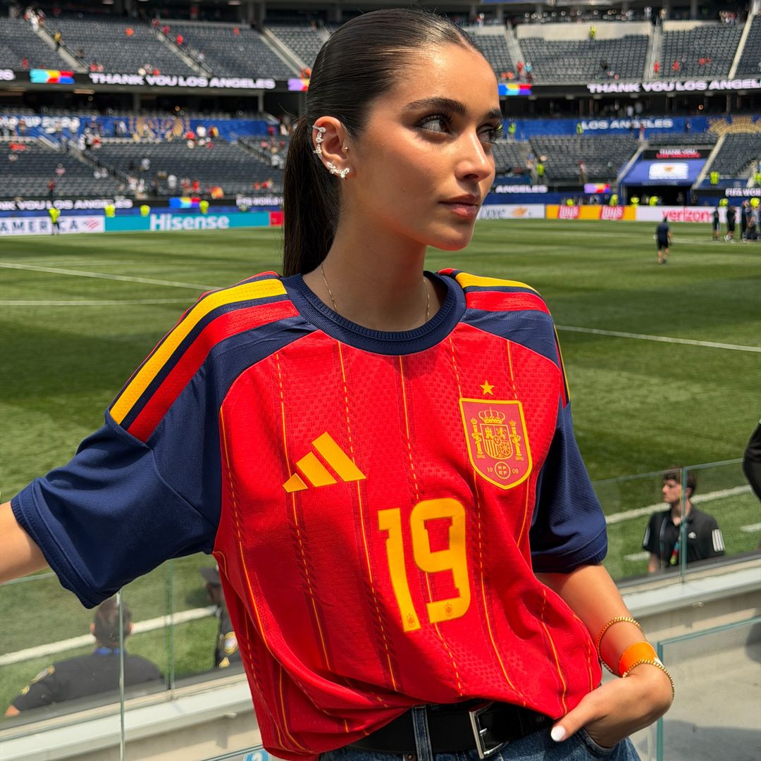 Inés García con equipación de la selección en el campo