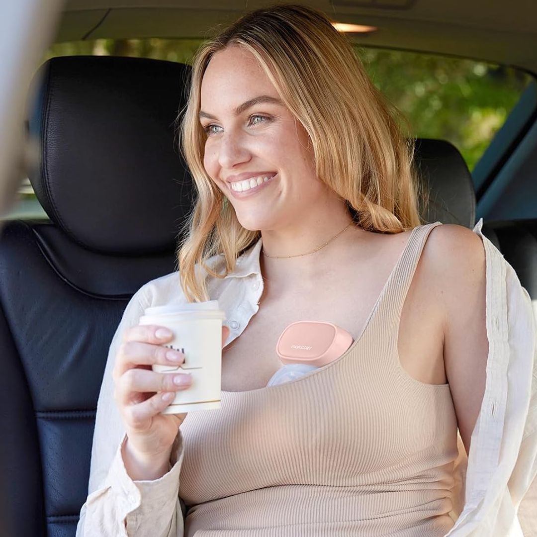 Sacaleches eléctrico de Momcozy. Mujer en el coche.