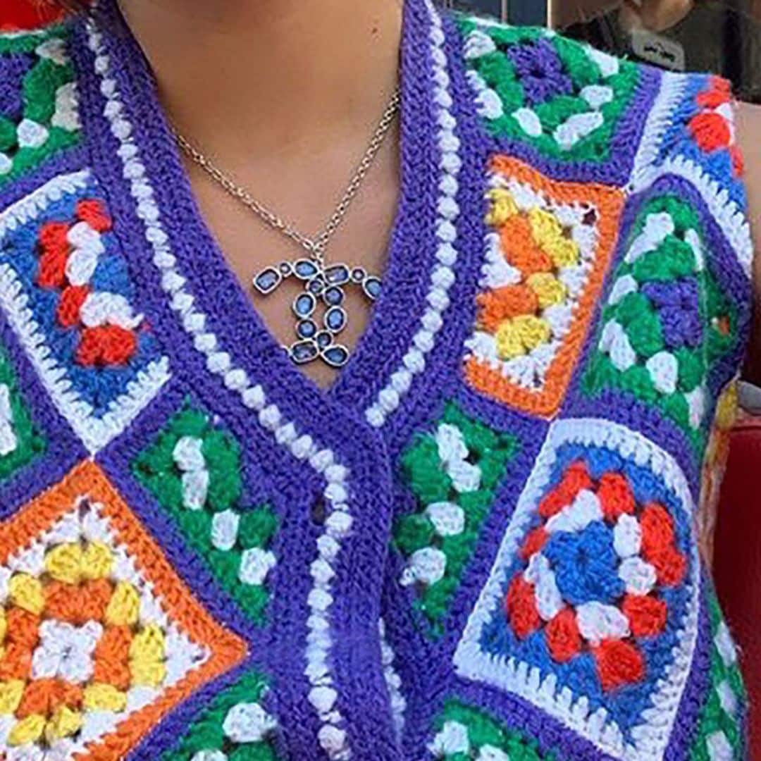 ¿Recuerdas los diseños de ganchillo de tu abuela? ¡Vuelven con este estampado multicolor!