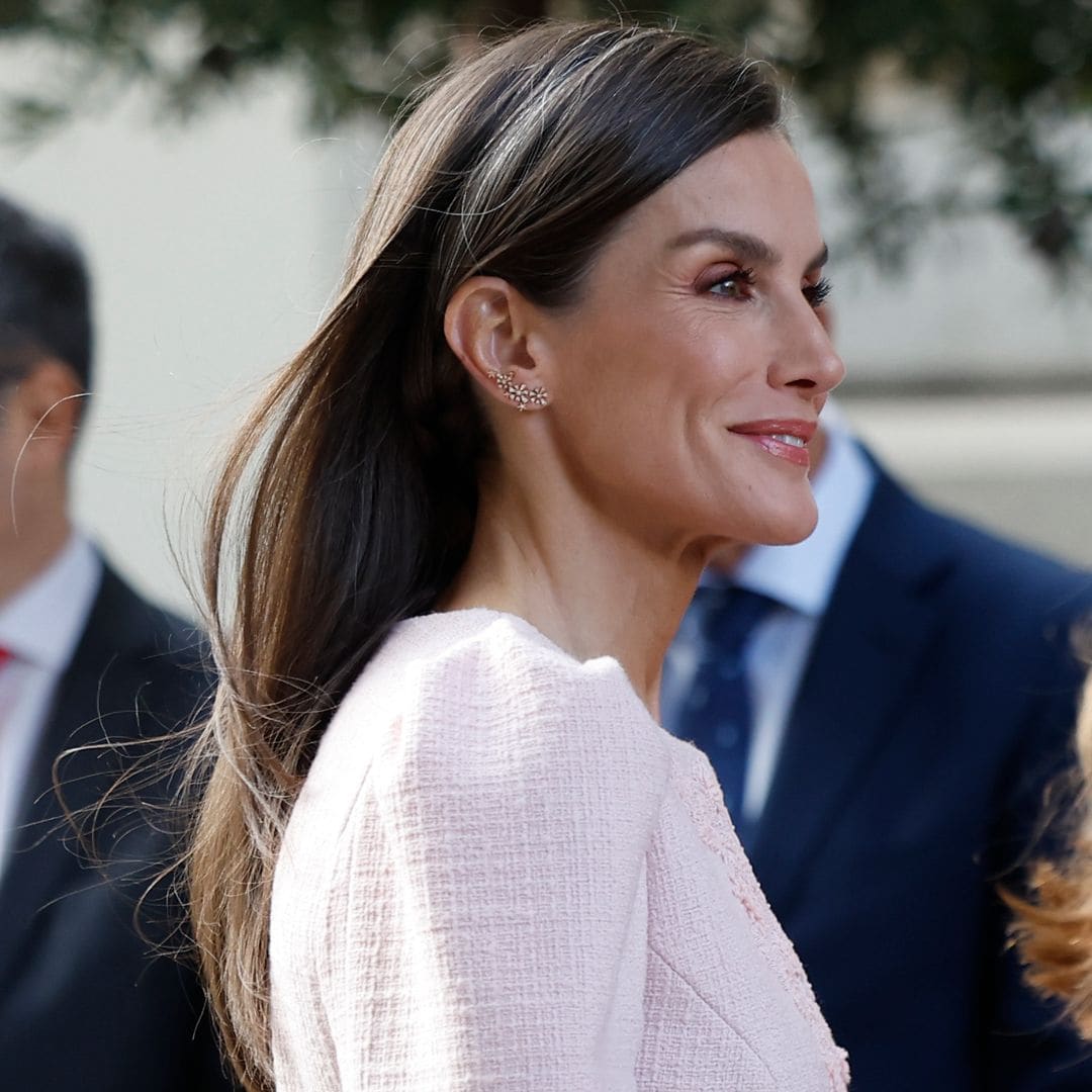 La reina Letizia, la princesa Leonor y sus supermelenas de impacto: brillantes, con la onda perfecta y en formato XL