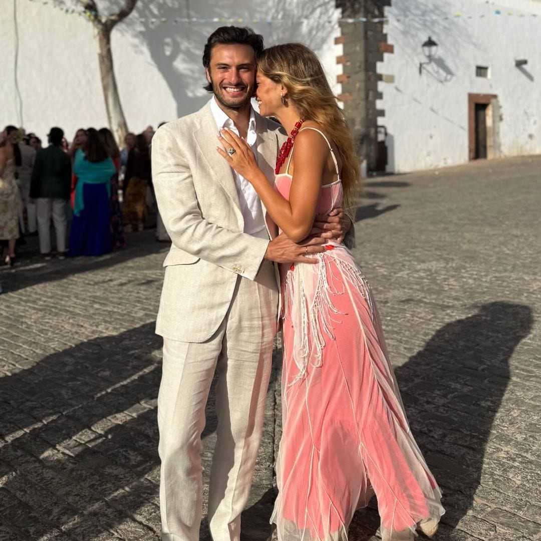 Belén Écija sorprende como invitada tras su boda en Menorca con un diseño de tul y un accesorio inesperado