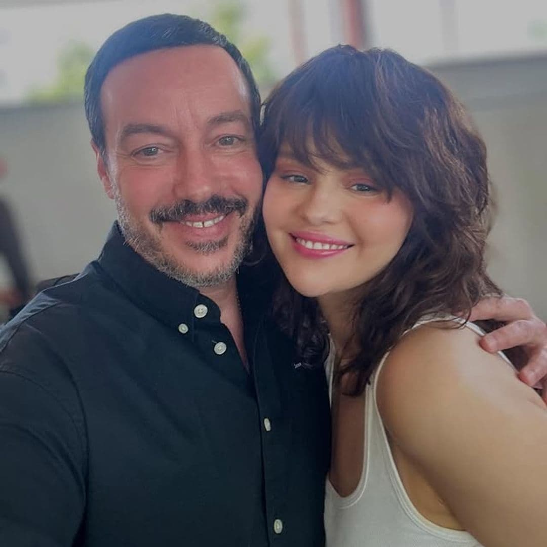 Orlando Pita y Selena Gomez, ella con un corte de pelo shaggy