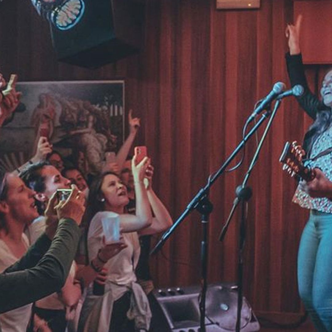 Fran Perea desata la locura cantando en plena calle entre la multitud