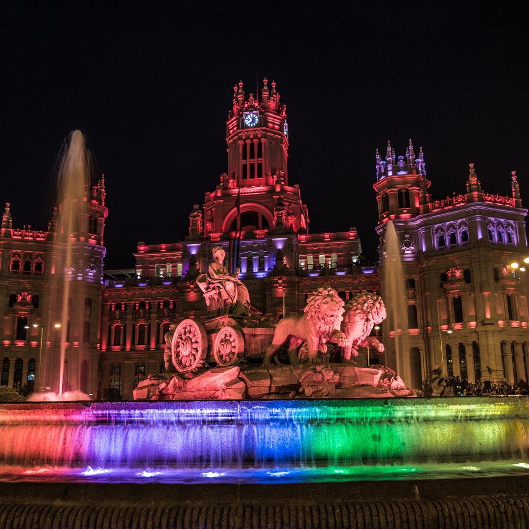 Cibeles iluminada por los colores LGTBI+