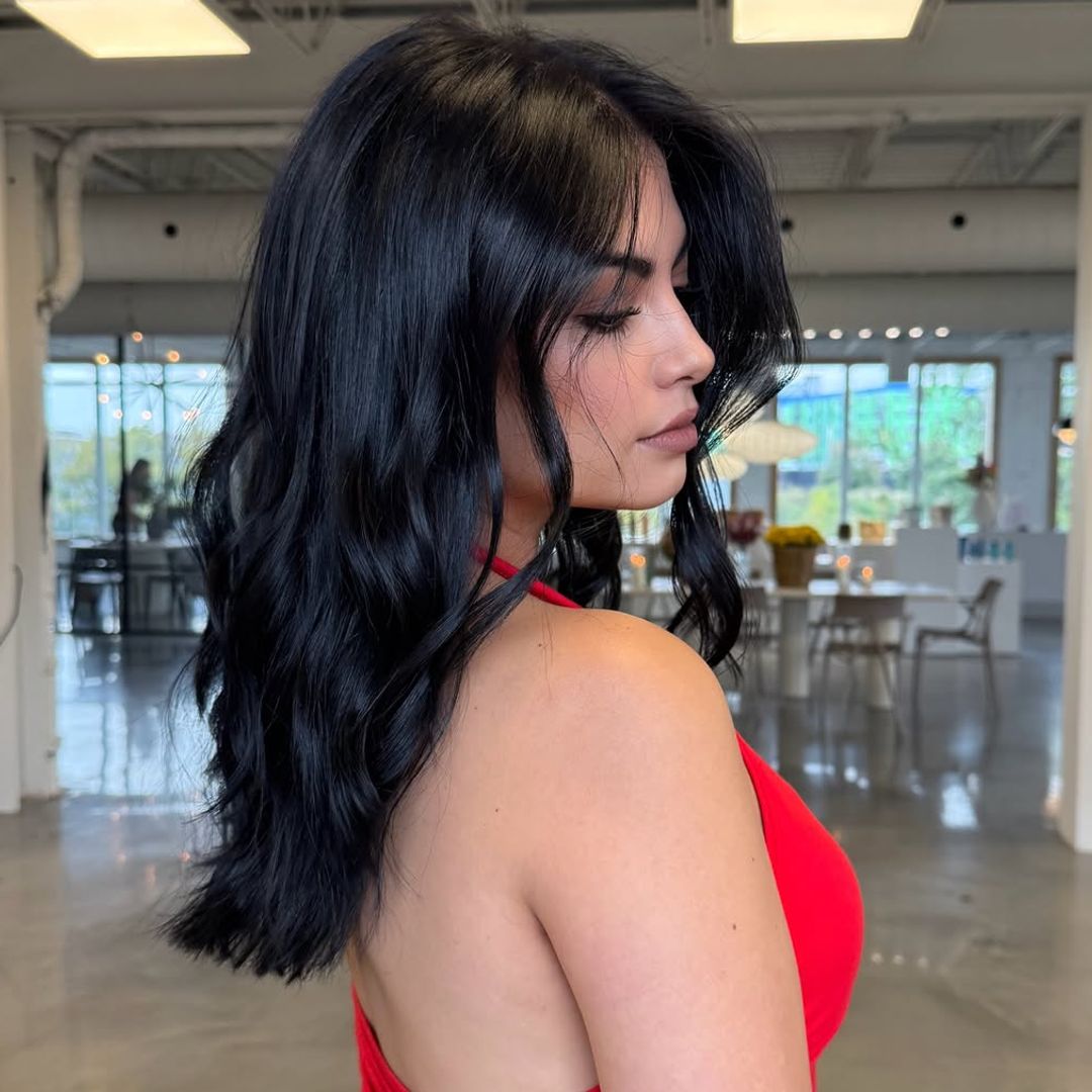 Cabello en negro azabache