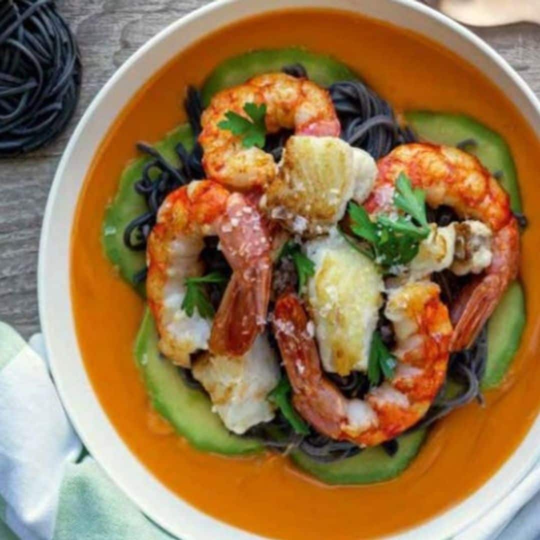Espaguetis negros con gambas y salmorejo
