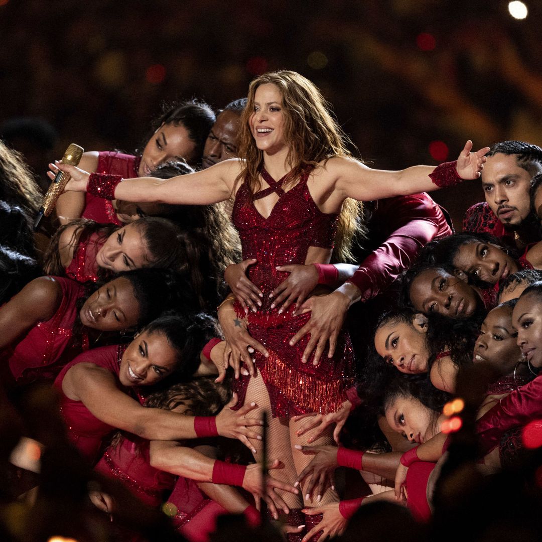 Shakira actuó en el escenario durante el espectáculo de medio tiempo del Super Bowl LIV de Pepsi en el Hard Rock Stadium en 2020 en Miami, Florida