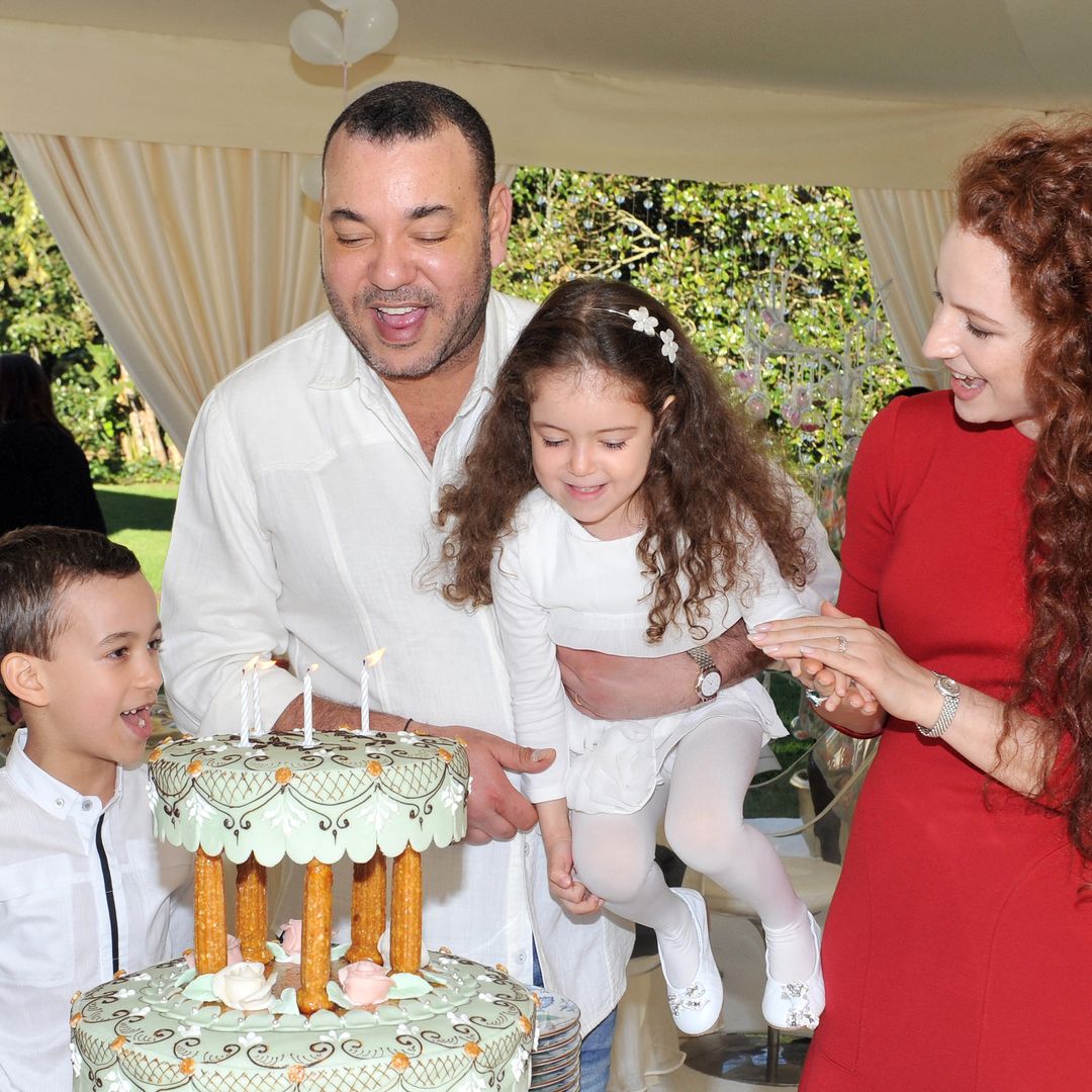 Mohamed VI y Lalla Salma con sus dos hijos, el heredero, Moulay Hassán y la la princesa Khadija, en el Palacio Real de Rabat celebrando el cumpleaños de la niña en febrero de 2011