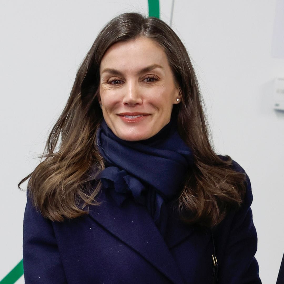 La reina Letizia, muy natural sin maquillaje, desafía la nieve y la lluvia en Madrid con un look contenido donde 'menos es más'