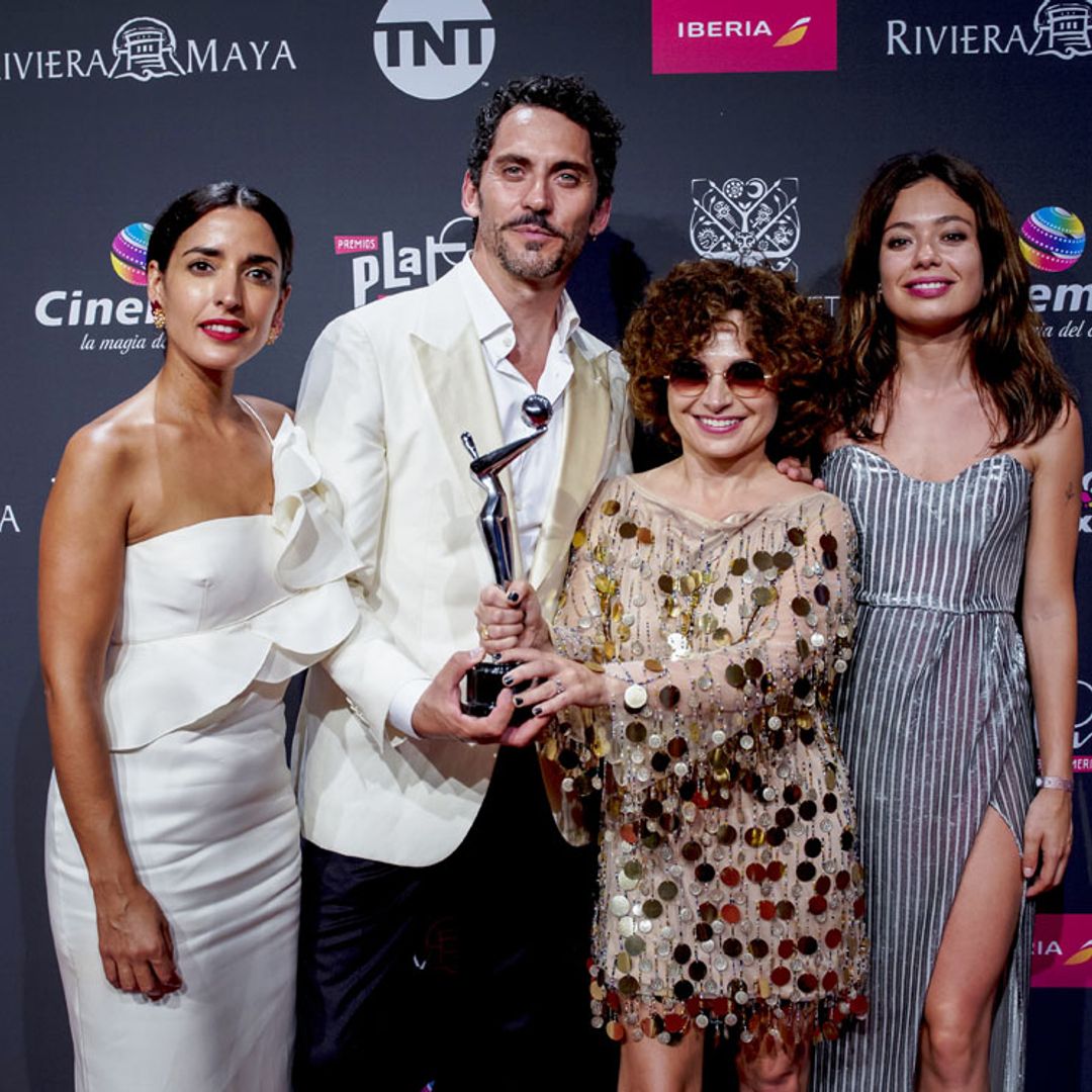 La emoción de Paco León, Inma Cuesta y Anna Castillo al ganar un Premio Platino por ‘Arde Madrid’