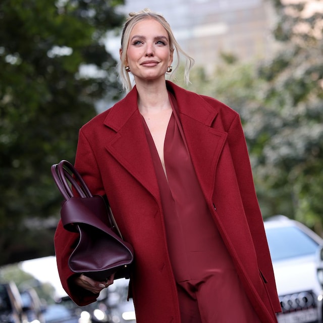 Plano medio de Leonie Hanne con total look rojo 