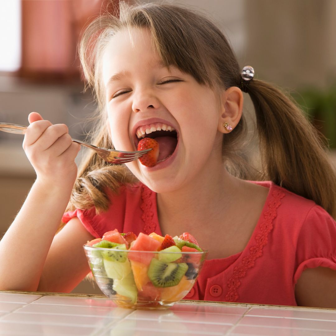 Por qué es un error preguntar a los niños ‘¿qué quieres comer?’, según los expertos: "Pueden participar, pero no asumir el control completo de la comida"