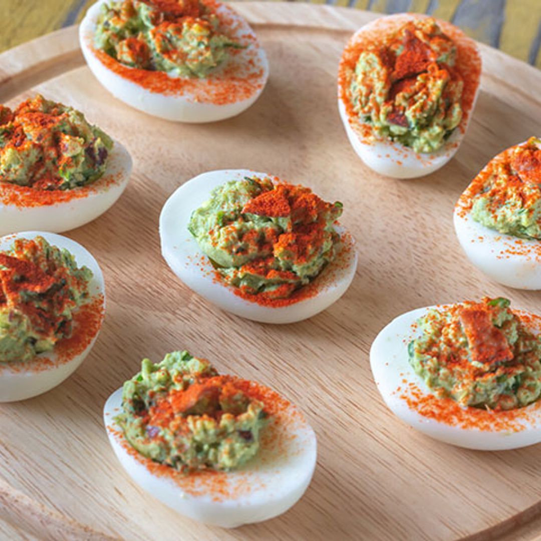 Huevos rellenos de guacamole y beicon