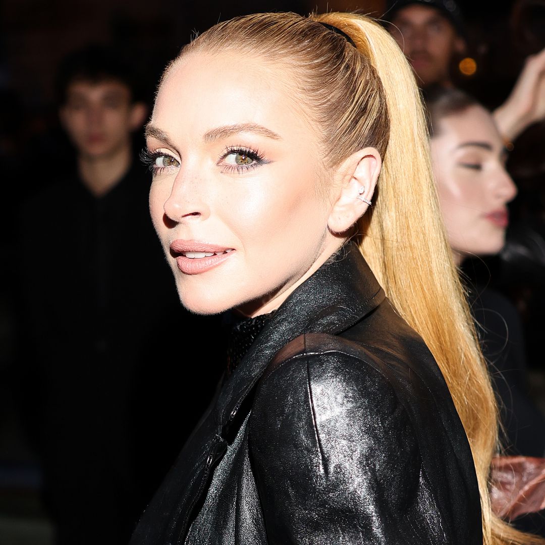 El truco rejuvenecedor de Lindsay Lohan, Hailey Bieber y Anne Hathaway es esta coleta