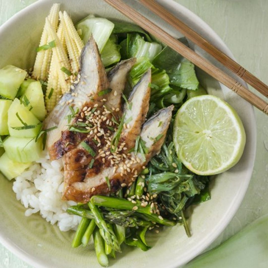 'Bowl' de caballa ahumada, pepino y maíz