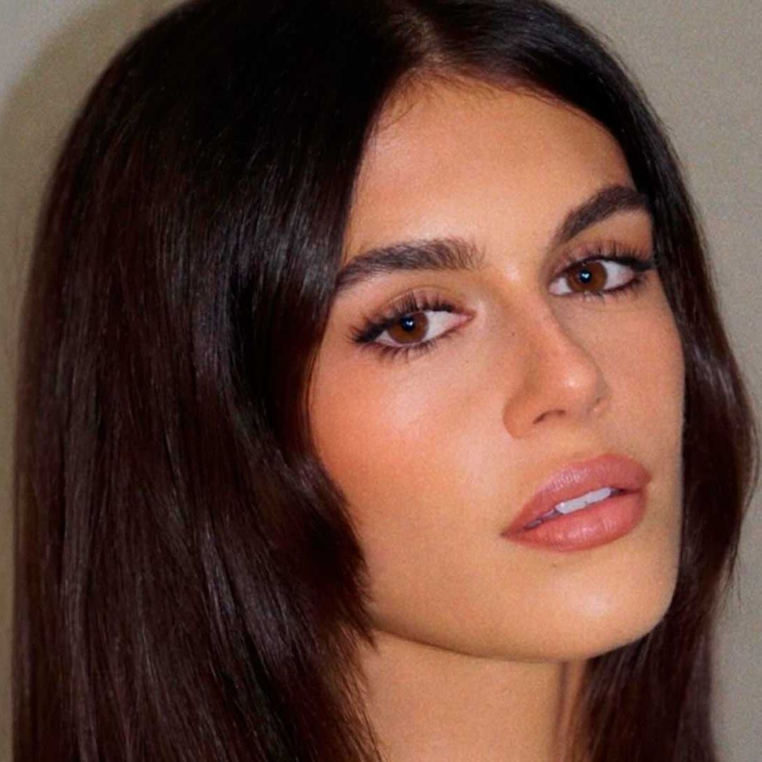 Gana volumen en tus labios con el delineado natural de Kaia Gerber