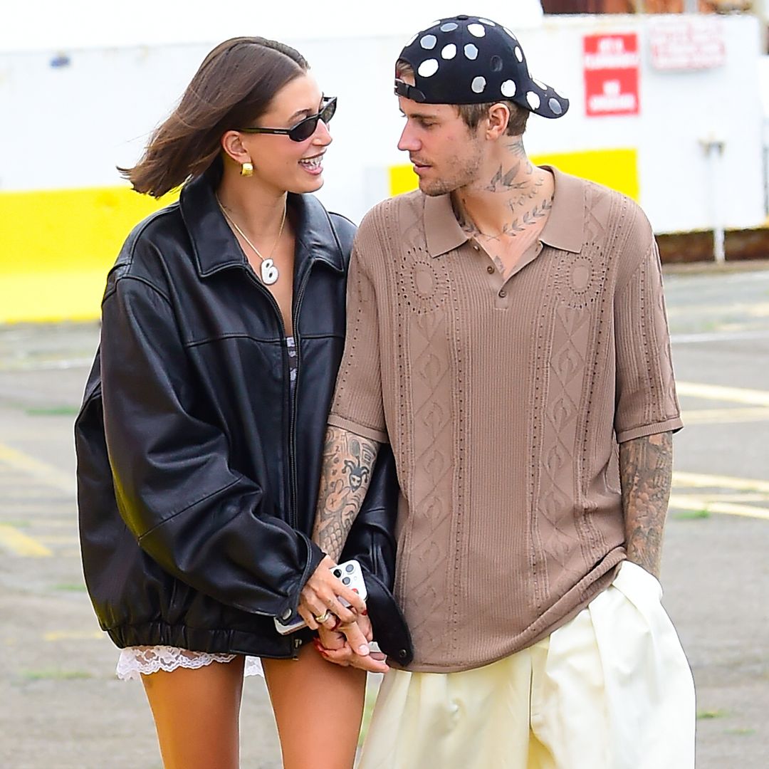 Justin Bieber se muestra un poco de cariño luciendo una playera con su propio rostro