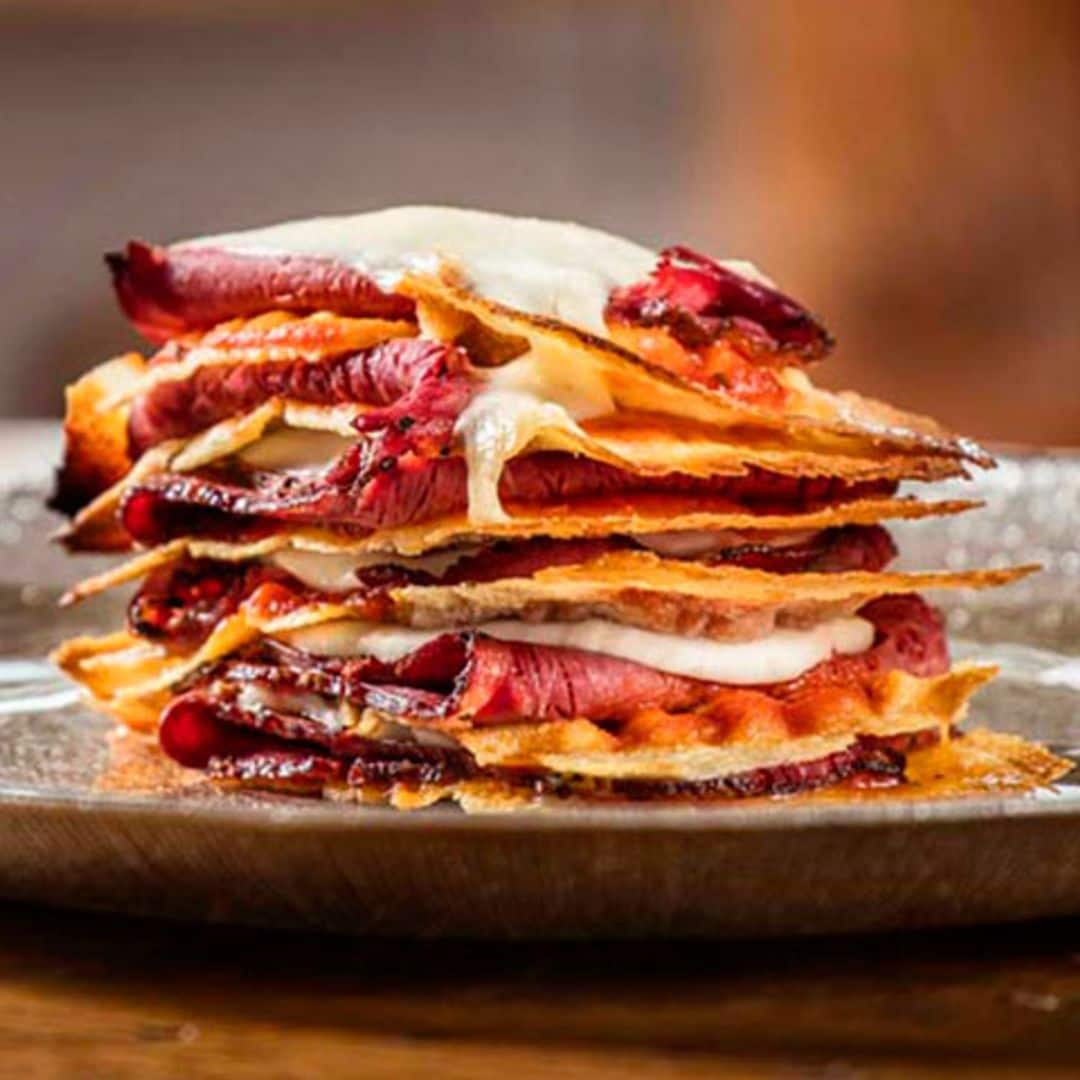 Milhojas de pan crujiente, queso y pastrami