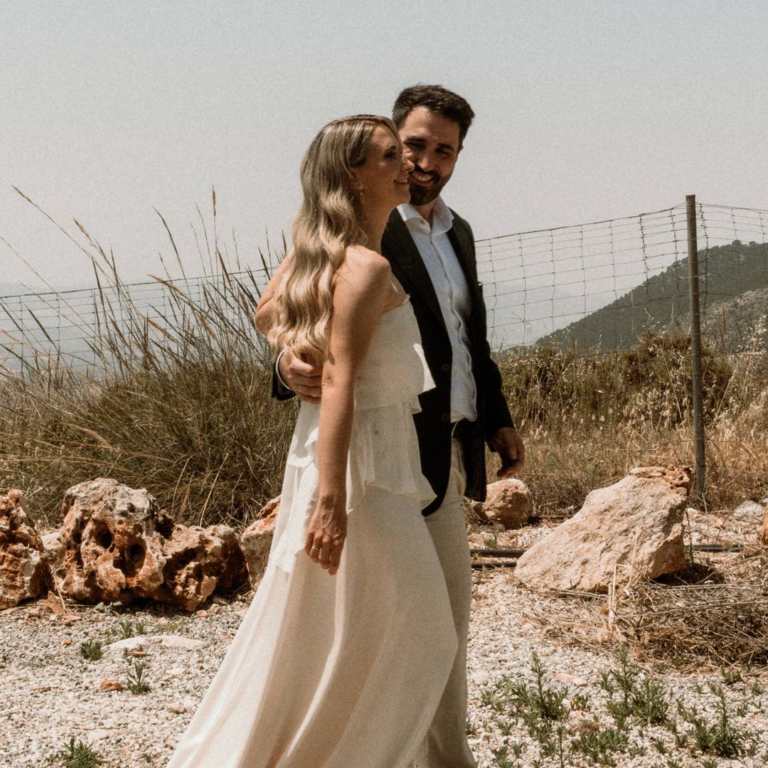 Elisabeth llevó un vestido con flores bordadas en homenaje a sus abuelas y zapatos inspirados en Carrie Bradshaw para su boda en Granada