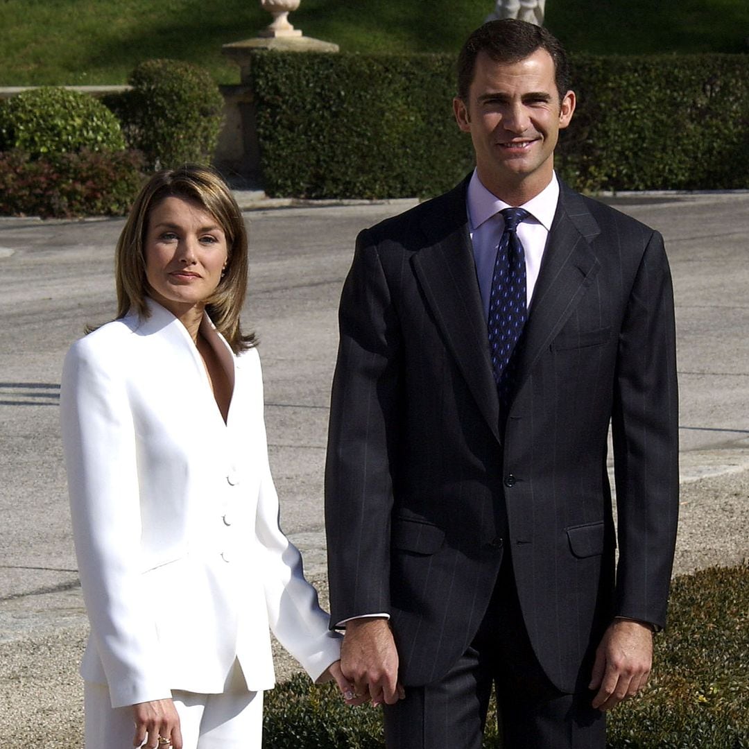 El traje blanco de Letizia en su pedida: un look de Armani que ha marcado su estilo desde hace 22 años