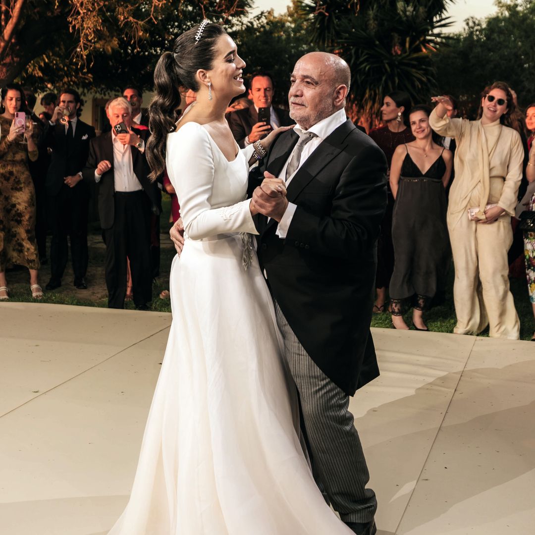 La novia junto a su padre, el empresario libanés Bachar Mirjan Ajbaa, al ritmo de una versión bachata de "Stand By Me", el clásico Ben E. King, de 1961