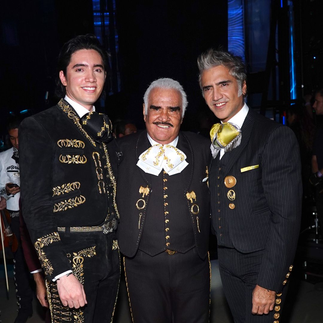 Alejandro Fernández y sus hijos honran la memoria de don Vicente Fernández, a 4 años de su partida