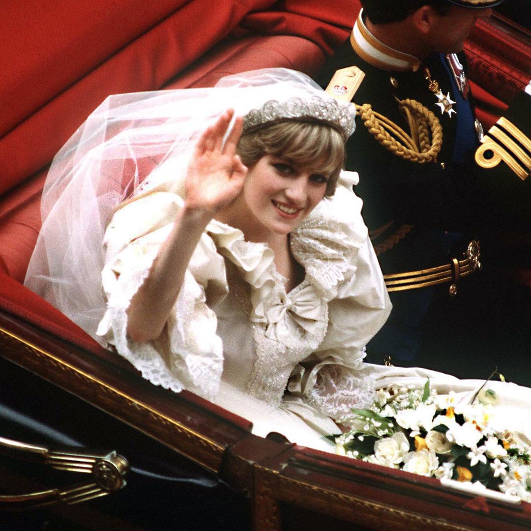 La premonición que ocultaba el vestido de novia de Lady Di y que sale a la luz 45 años después: inspirado en María Antonieta, la reina más trágica