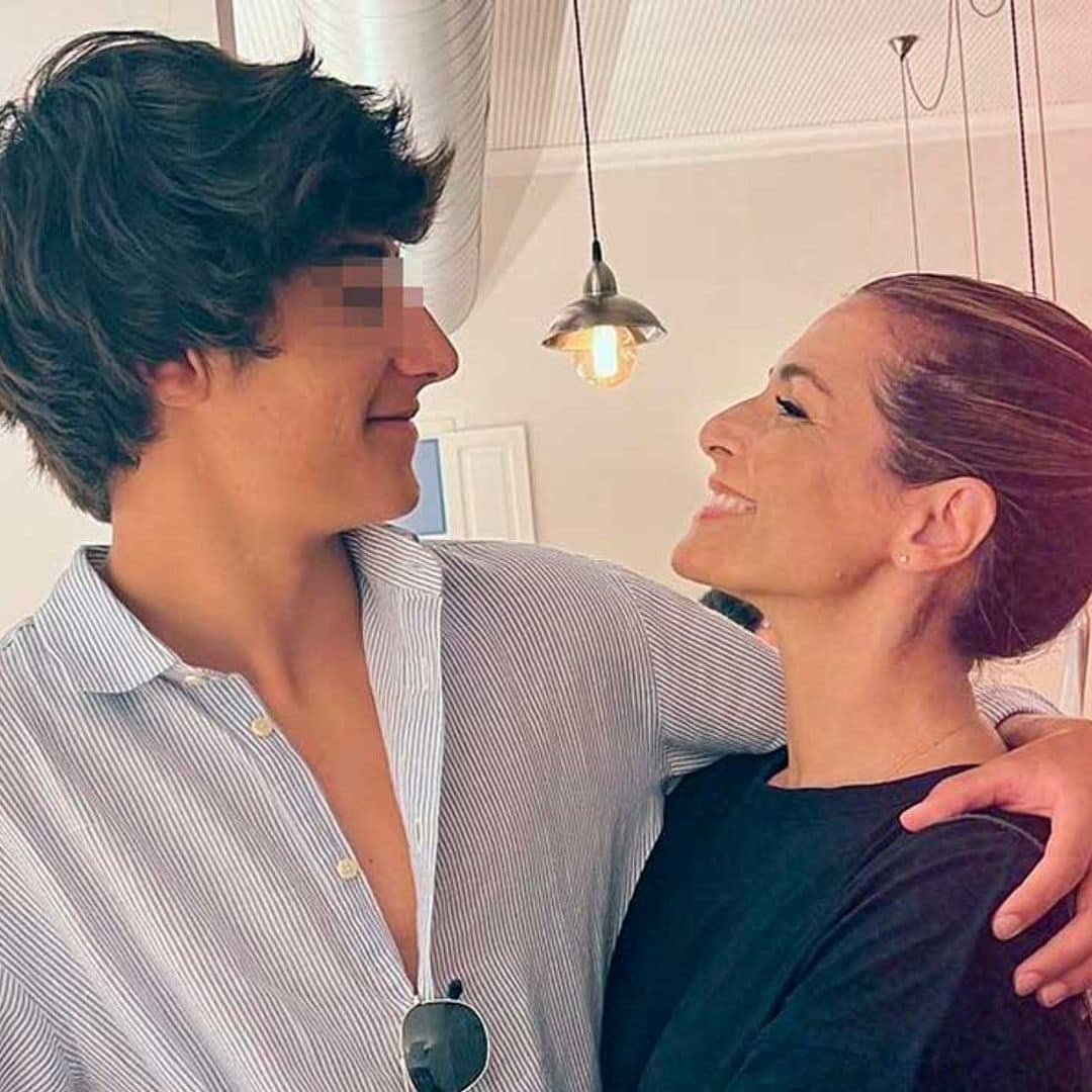 La emoción de Nuria Roca al despedirse de su hijo Pau, que comienza una nueva aventura fuera de España