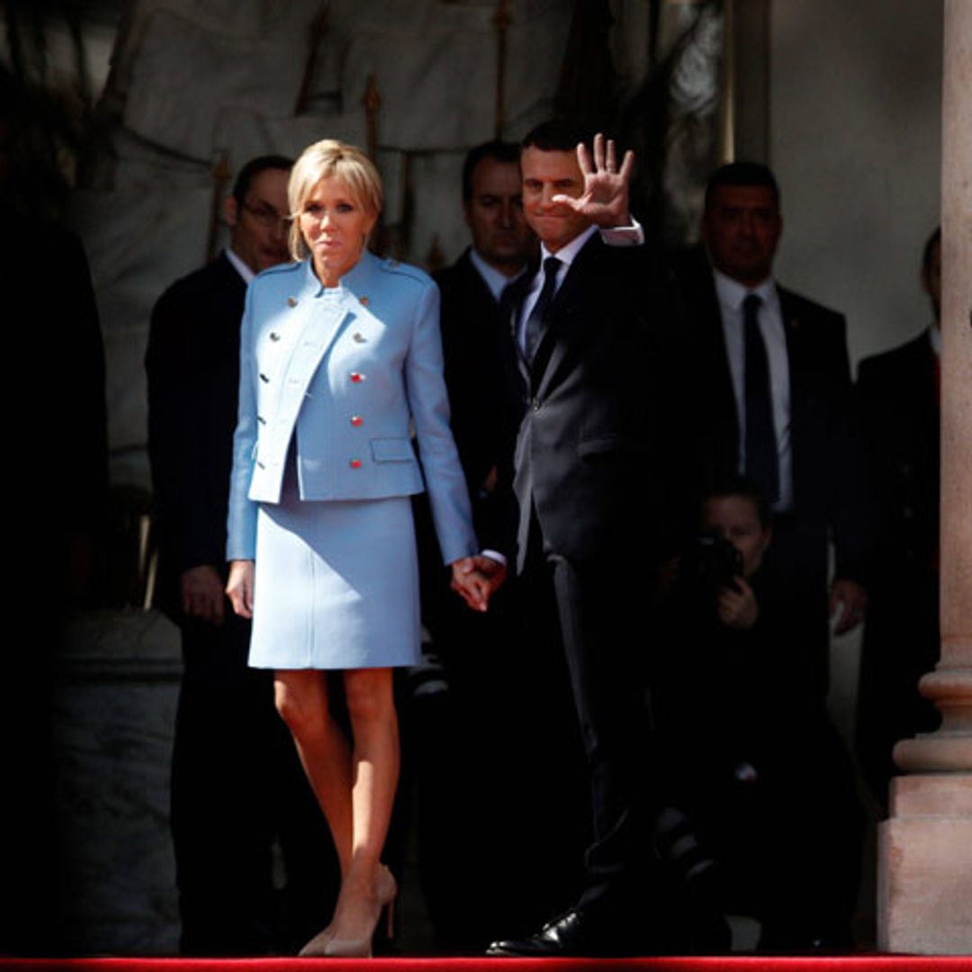 Emmanuel Macron sella su toma de posesión con un romántico beso