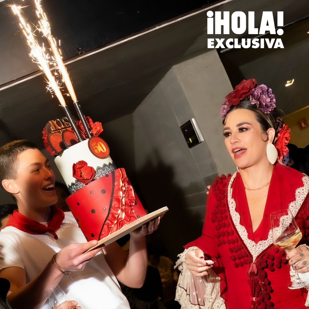 'La Josa' celebró sus 50 años con un pastel de dos pisos y bengalas. 