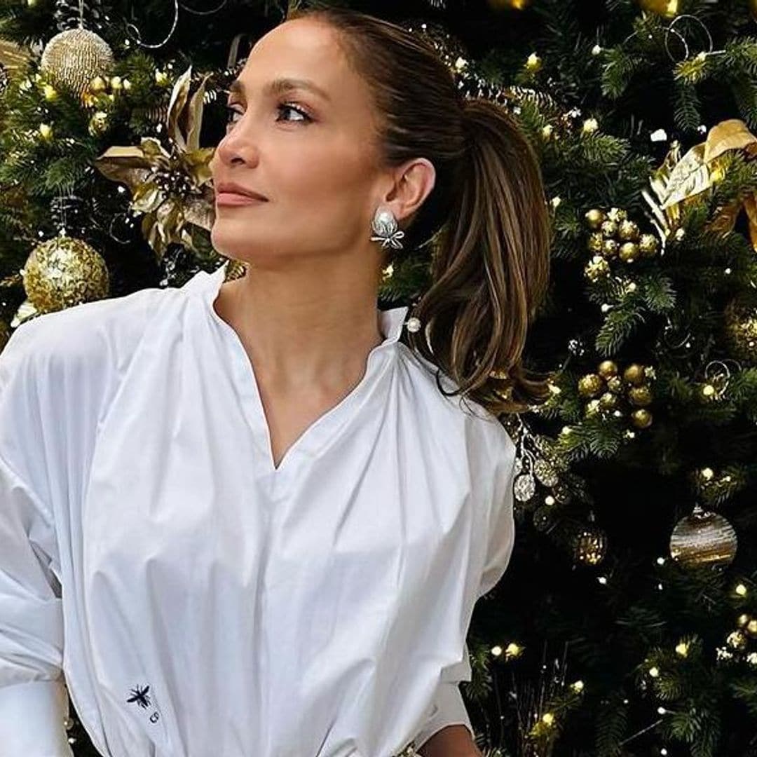 Jlo y su ‘look’ navideño con el que presume la decoración de su mansión