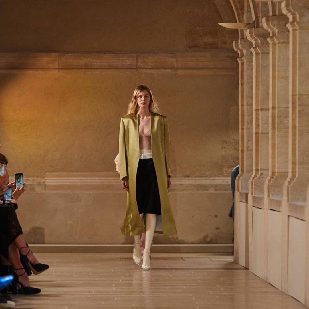 Victoria Beckham debuta en Paris Fashion Week con una colección minimalista y muy 'sexy'