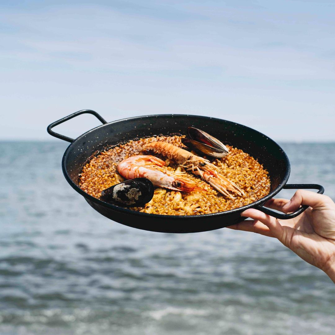 10 arroces y paellas con vistas al mar que te van a alegrar el verano