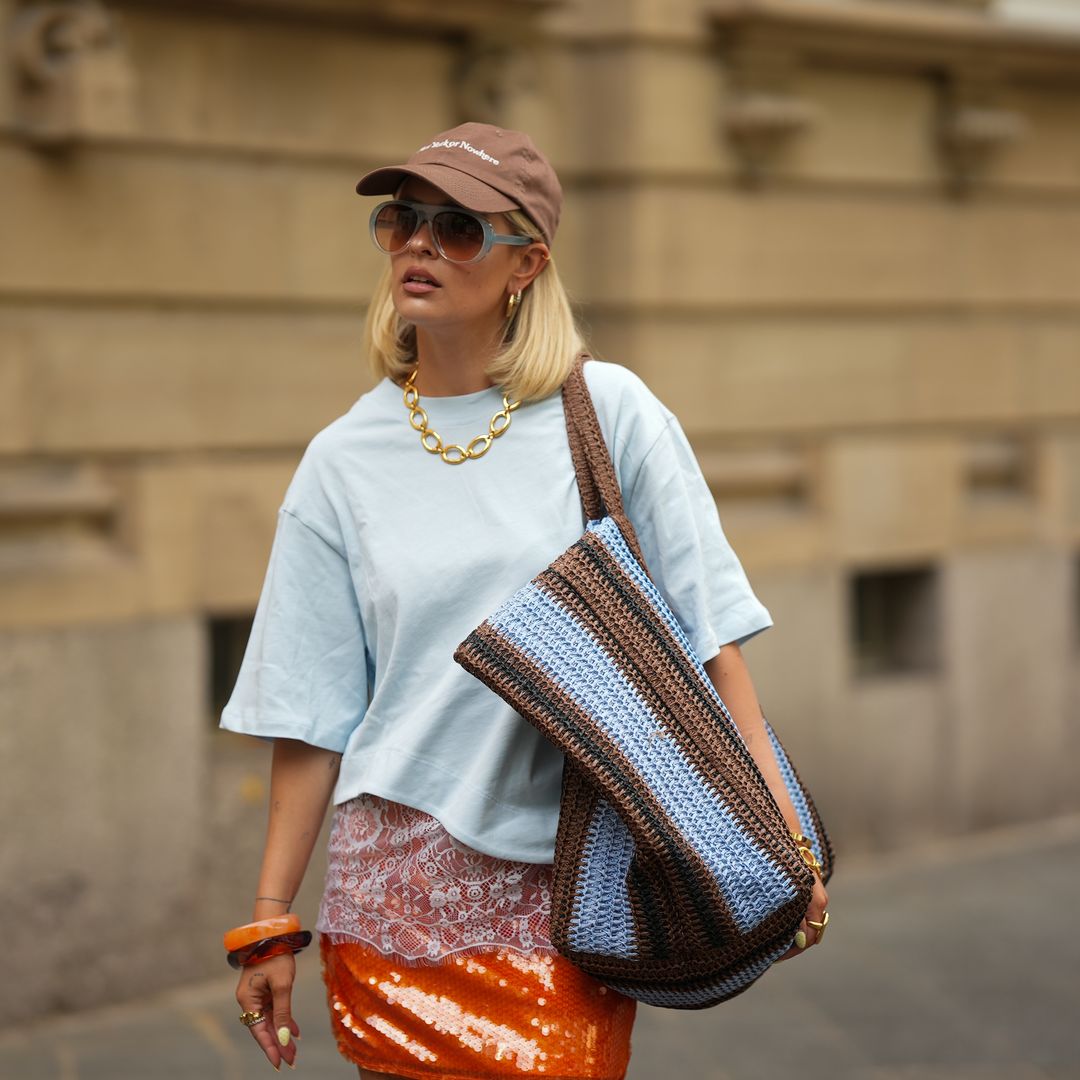 La bolsa de playa perfecta y los imprescindibles que debes llevar este verano, según las expertas en estilo