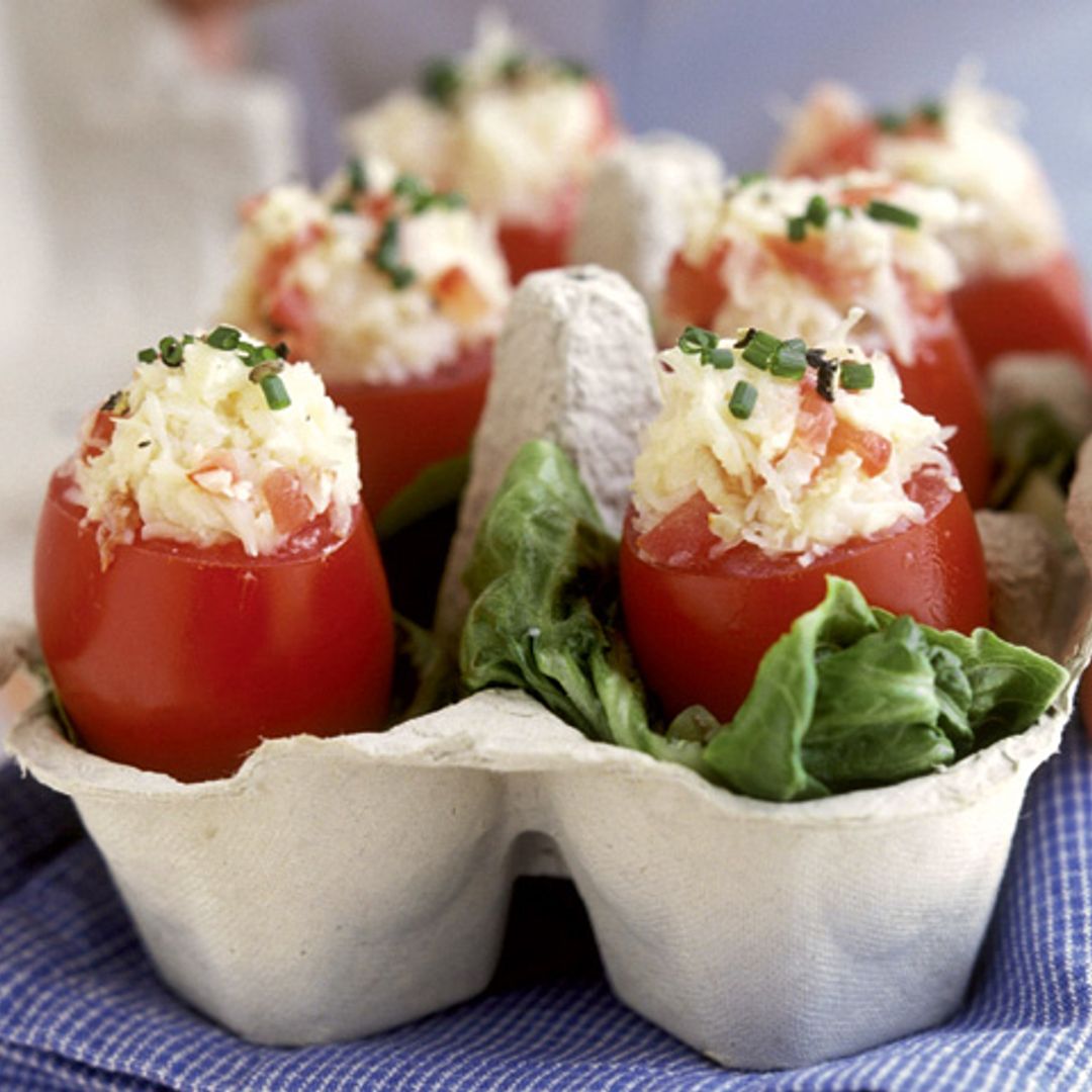 Tomatitos pera rellenos de ensaladilla de cangrejo