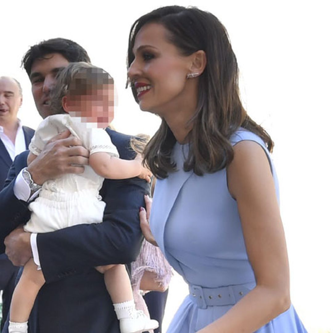 ¿Por qué Eva González se ha desmarcado de la tradición con el traje del bautismo de su hijo?